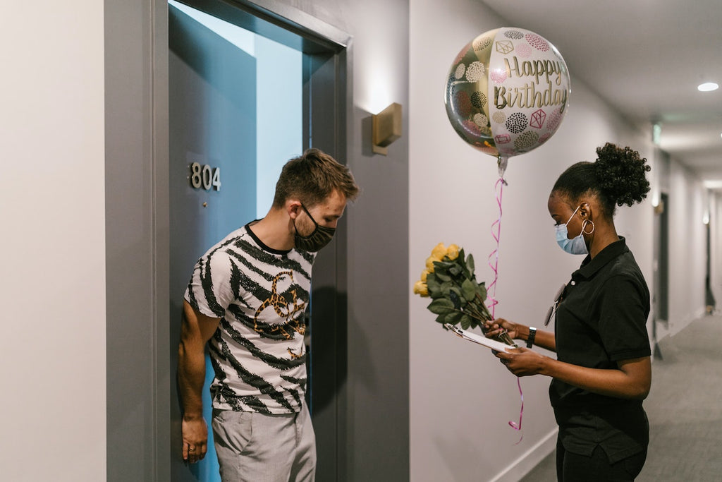 Send official gifts through shops offering flower delivery in Dubai