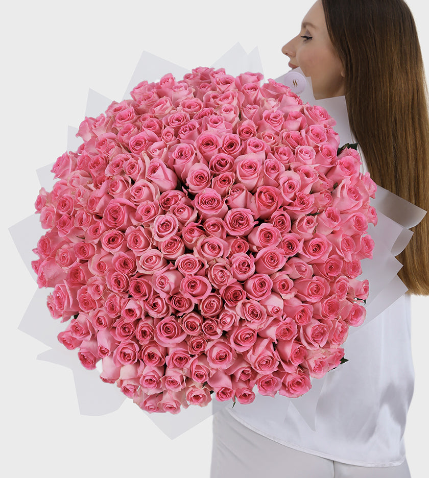 Luxurious bouquet of 200 pink roses expressing elegance, mystery, and admiration.