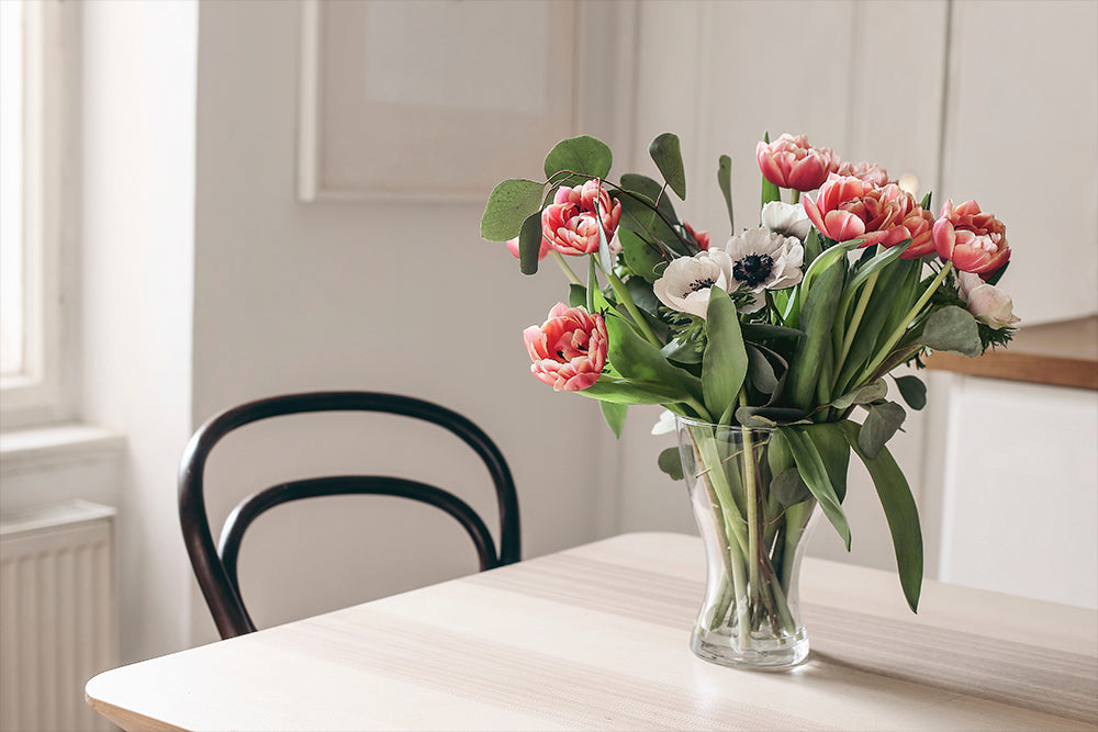 How do I pick the best vase for a flower bouquet?