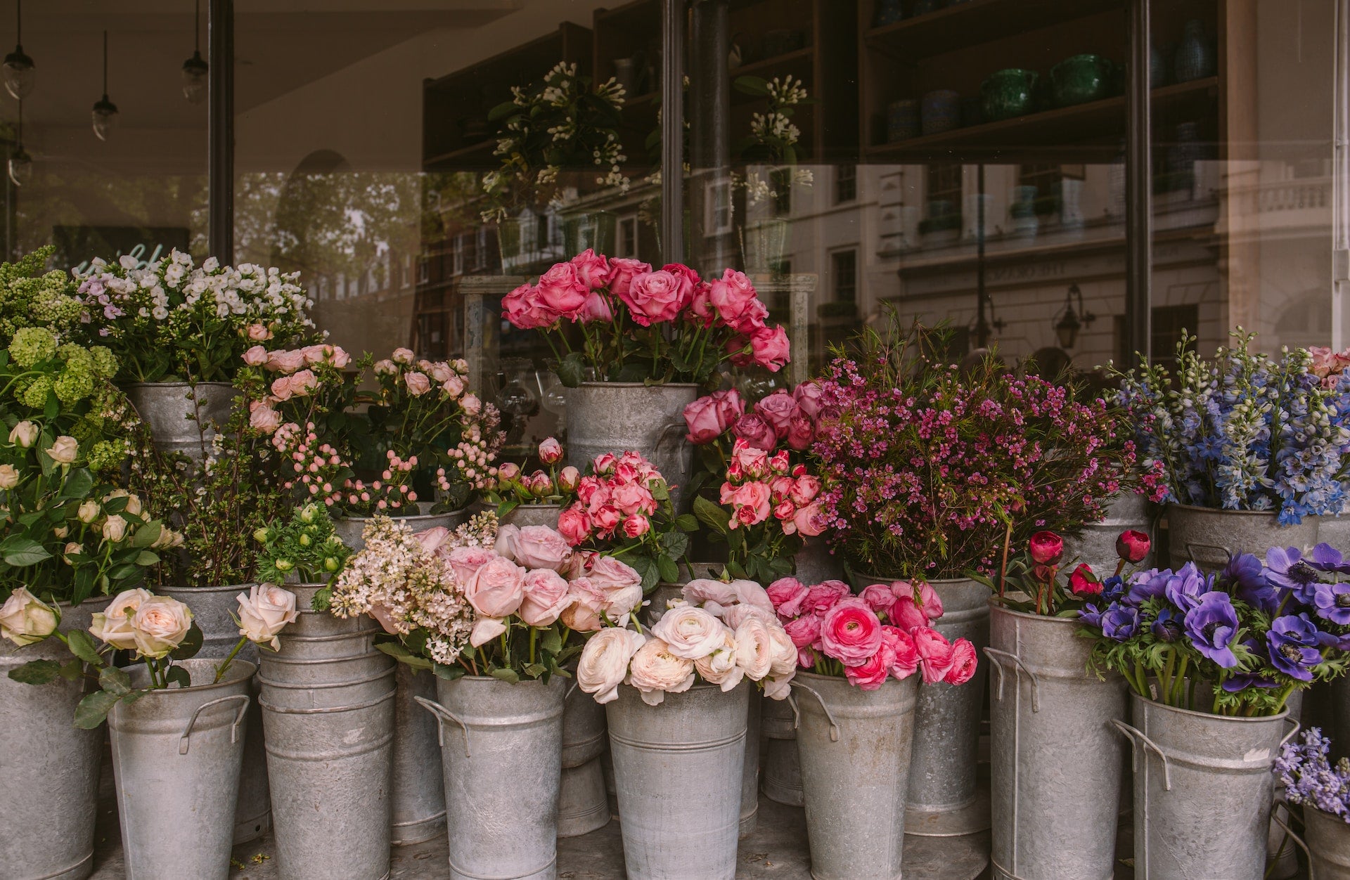 Blooms Across Borders: Delivering Flowers to Dubai | 800 Flower