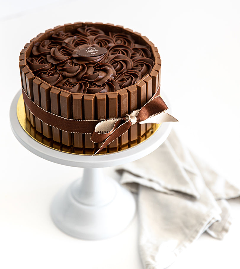 Kitkat Fudge Cake by Pastel Cakes