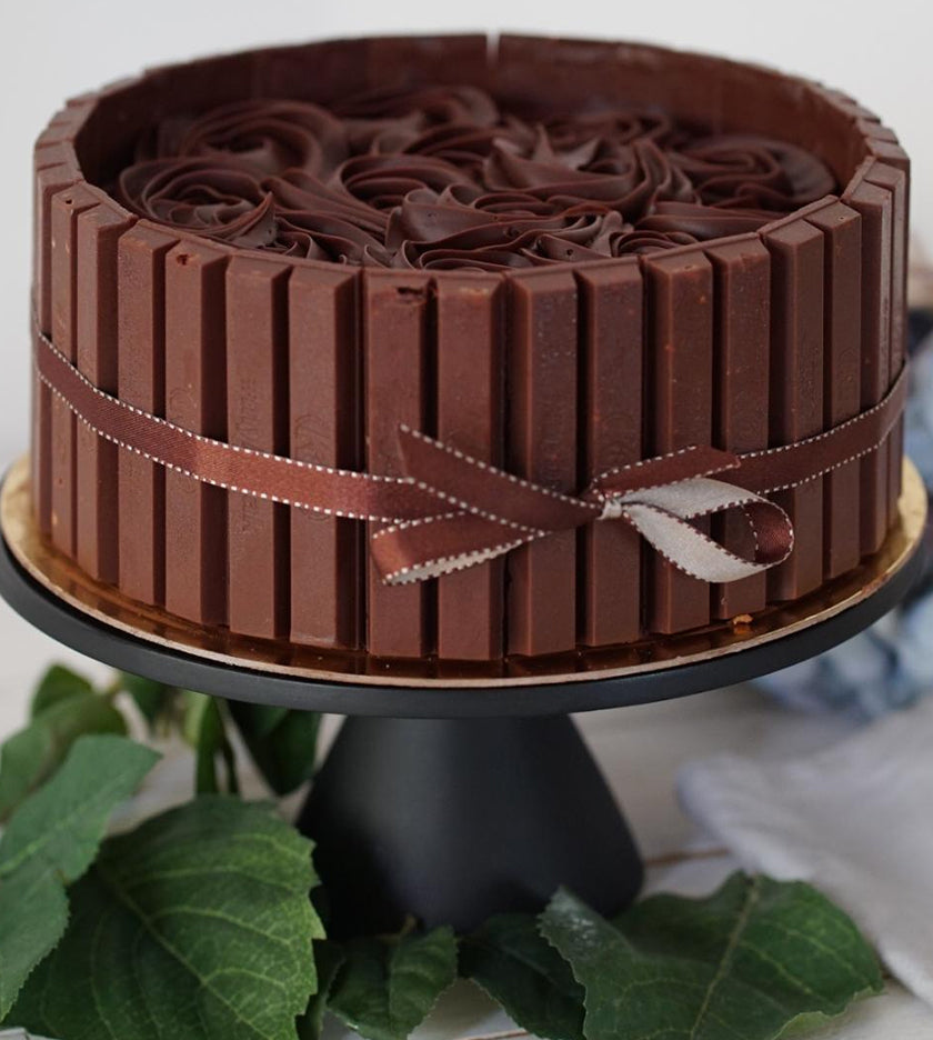 Kitkat Fudge Cake by Pastel Cakes